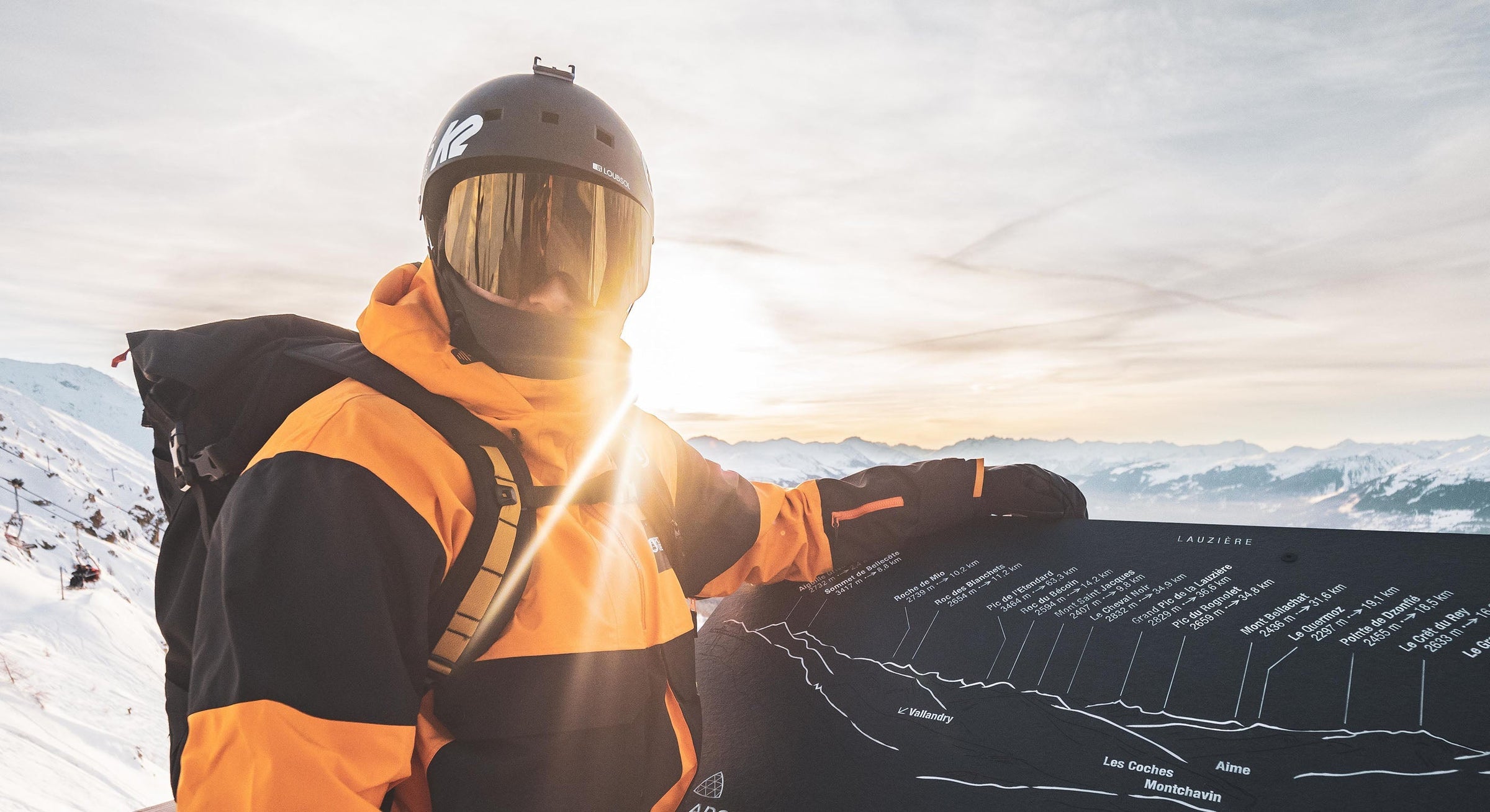 ragazzo che indossa una maschera sci Loubsol mentre si trova sulla neve